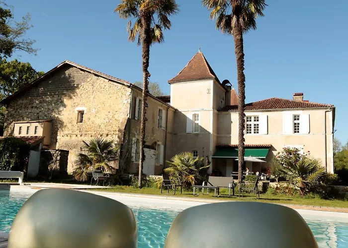 Couette-café Chateau Saint Martin 3*