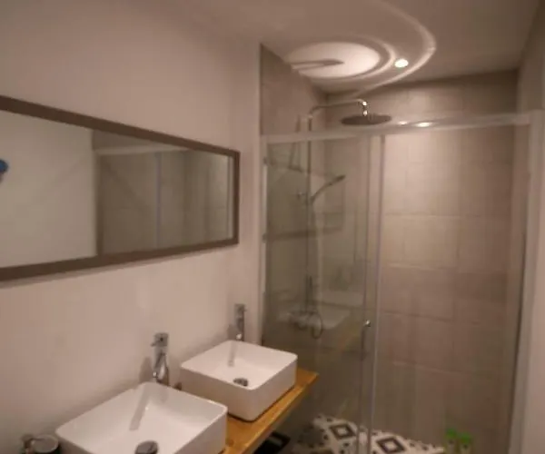 Couette-café Chateau Saint Martin 3*